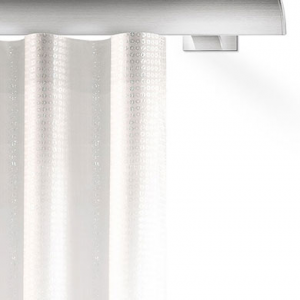 Eine Vorhangstange an einer hellen Wand