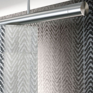 Eine silberne Worhangstange an der Decke montiert