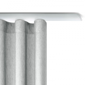 Eine Vorhangstange mit einem grauen Vorhang