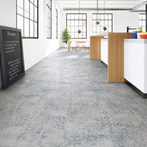 Ein Restaurant mit weißer Theke und Linoelumboden