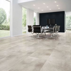 Ein Meetingraum mit weiten Fenstern und Linoelumboden