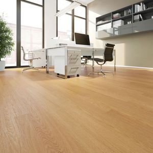 Ein Büro mit Linoelumboden