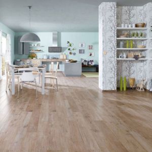 Ein Esszimmer mit offener Küche und Korkboden