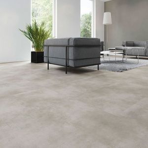 Ein helles Wohnzimmer mit weiten Fenstern