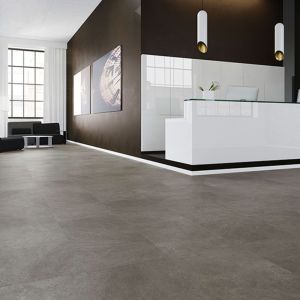 Ein Esszimmer mit offener Kuchen und Designboden