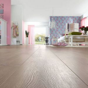 Ein Raum mit bunten Wänden und Laminatboden