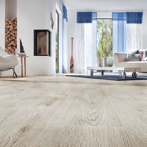 Ein helles Wohnzimmer mit Laminatboden