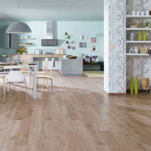 Ein Esszimmer mit offener Küche und Laminatboden