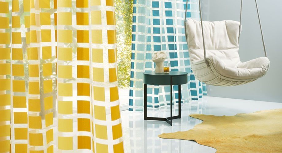 Bunte Gardinen mit einem Hängestuhl und kleinem Tisch