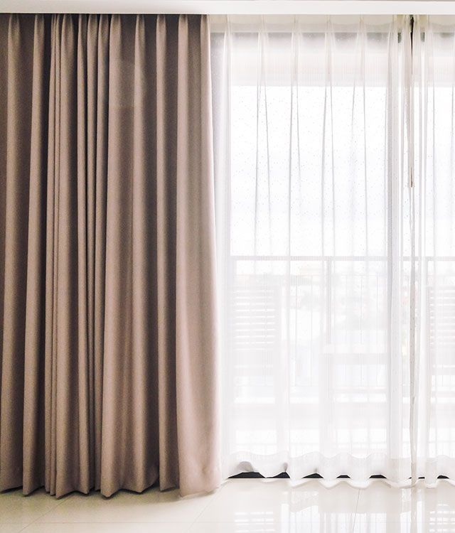 Helle Vorhänge von einem weitem Fenster